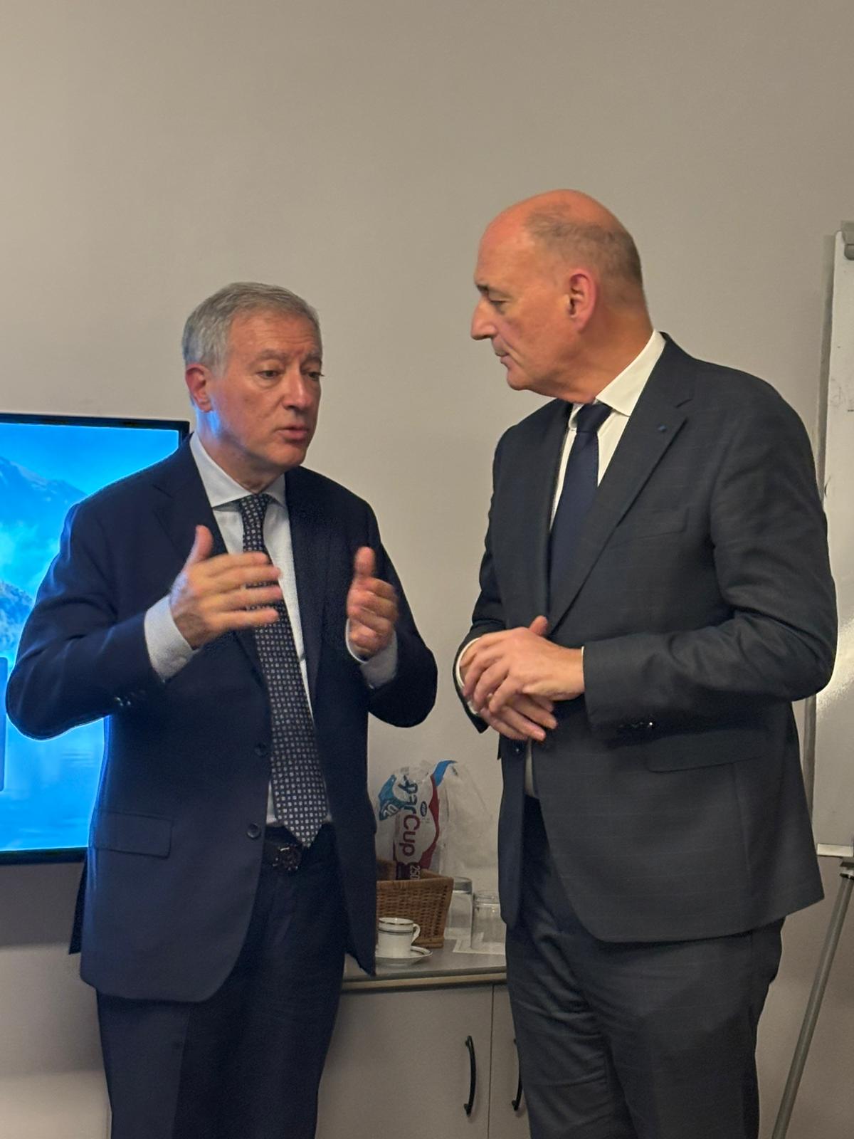 Marcel Escure, ministre-conseiller à l’ambassade de France près le Saint-Siège, détaillant les spécificités uniques de la présence diplomatique française à Rome, seule ville au monde où la France est représentée par trois ambassadeurs : auprès du Saint-Siège, de la République italienne et des Nations Unies.